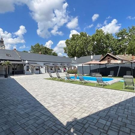 Adel Apartman Kisujszallas Exterior foto