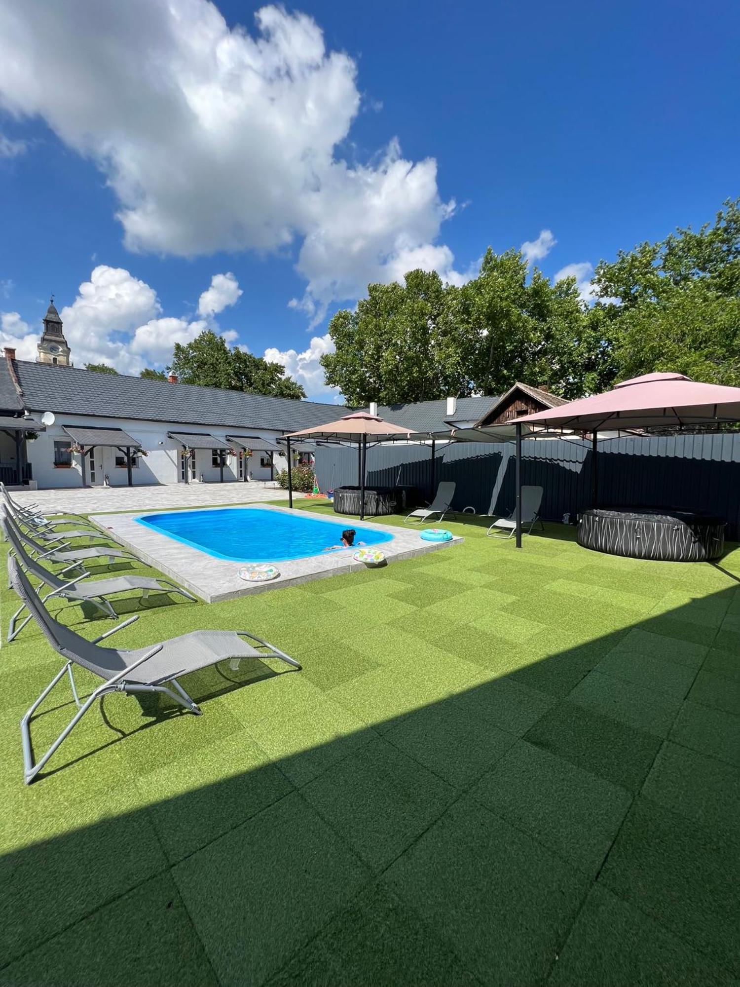 Adel Apartman Kisujszallas Exterior foto